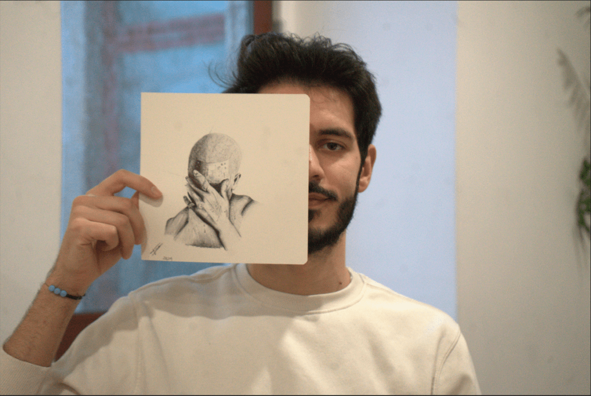 Francisco Silva posa com o seu retrato de Frank Ocean. Foto da autoria de Tomás Quaresma