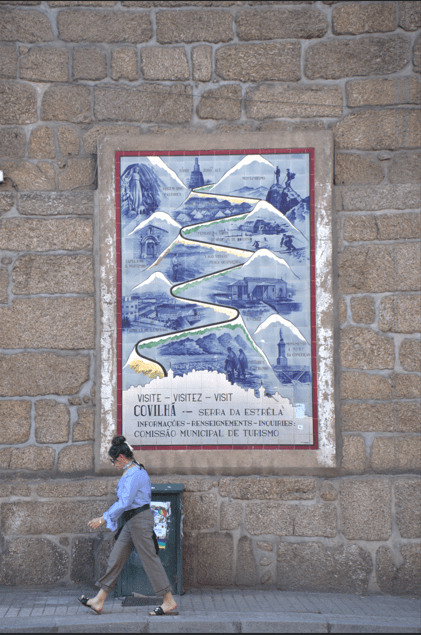 Azulejos de boas-vindas à Covilhã, de António Lopes. Foto da autoria de Tomás Quaresma.