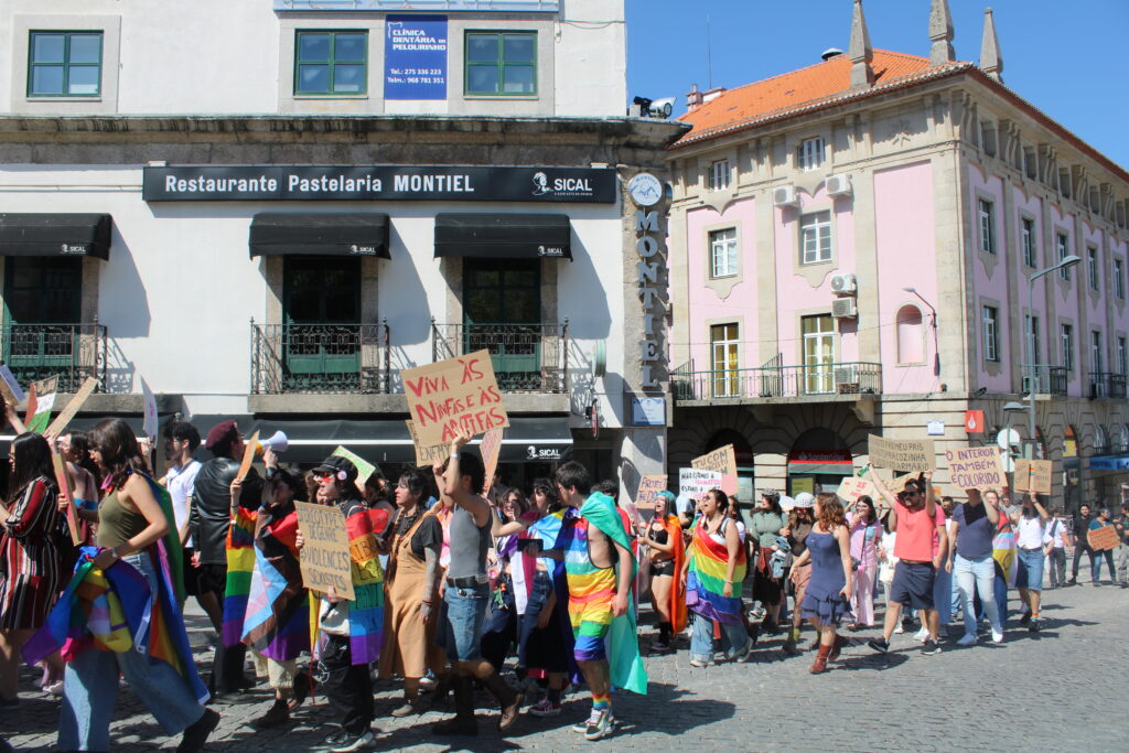 Centenas marcham pelos direitos LGBTQIA+