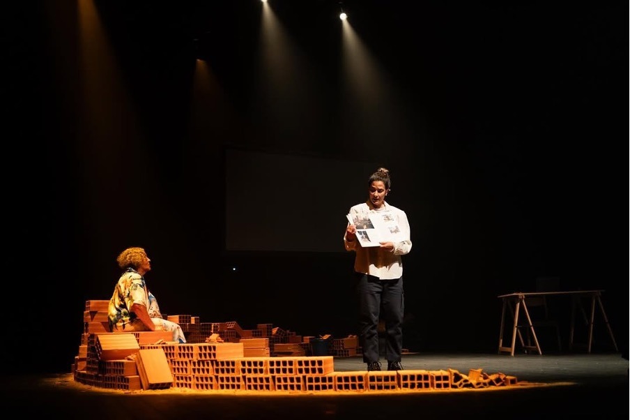 Keli e Gigi dividem o palco na peça de teatro “Volta para a tua terra” (Imagem: Reprodução Instagram/Elisa Pinto Freitas)