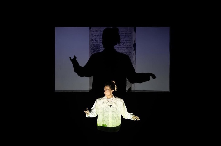“Volta para a tua terra” é uma peça de teatro idealizada e apresentada por Keli Freitas (Imagem: Reprodução Instagram/Elisa Pinto Freitas)