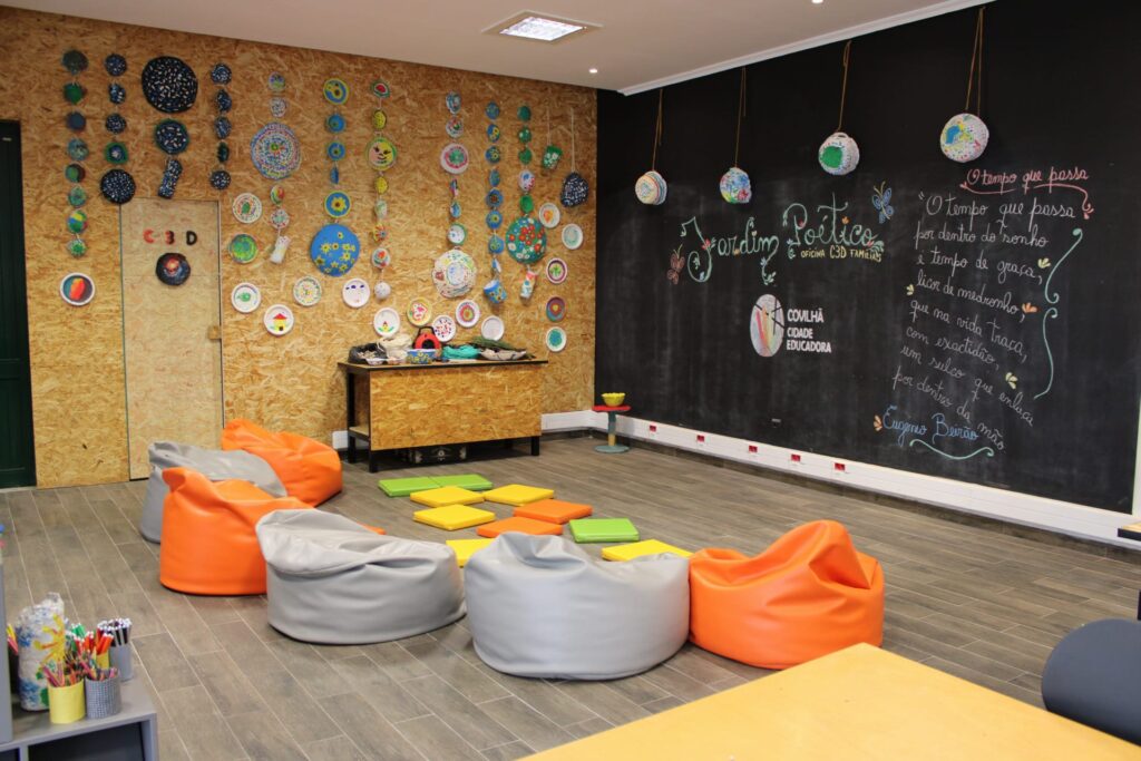 Famílias construíram minijardim poético na Biblioteca da Covilhã